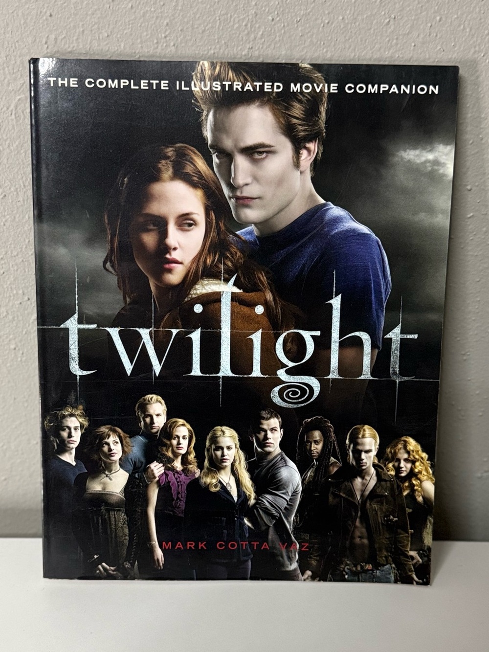 Twilight: The Complete Illustrated Movie Companion - Black Cover